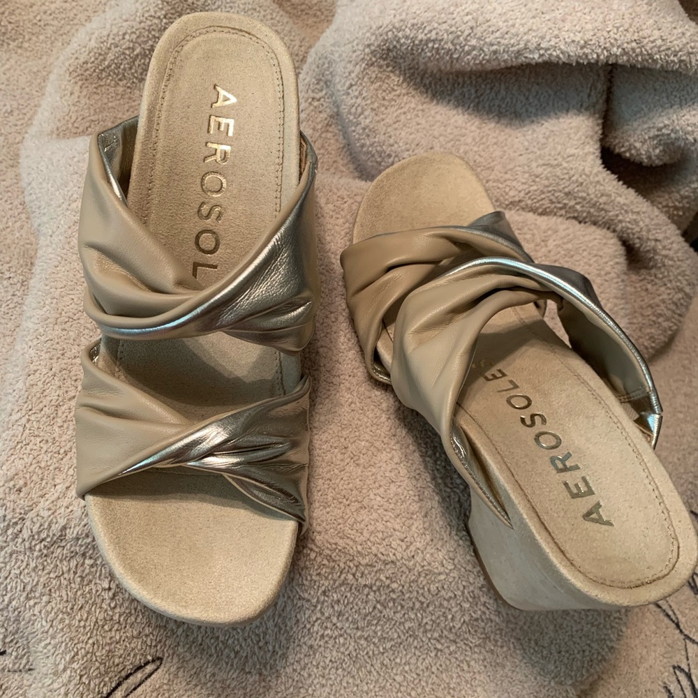 AEROSOLES Gold & tan Sandals with Twisted Design leather straps 3 1/2 in heels